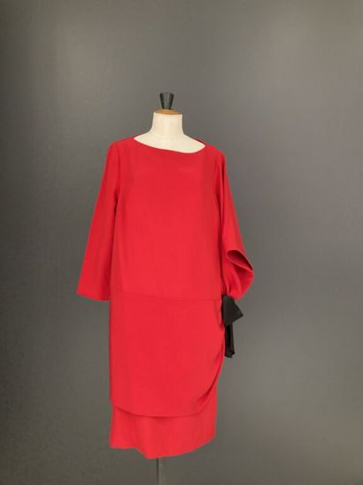 null PIERRE CARDIN

Unstructured cocktail dress in red silk, round neckline, one...
