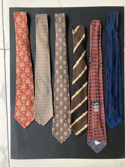  HERMES 
Ensemble de six cravates en twill de soie imprimée dont une à motif de poissons...