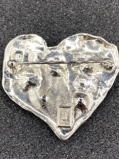  YVES SAINT LAURENT 
Broche coeur en métal gris martelé rehaussé de cinq strass en...