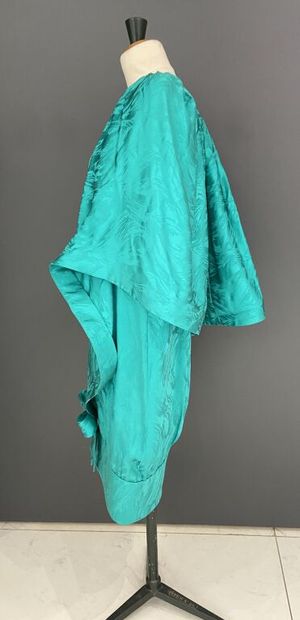  PIERRE CARDIN Création 
Robe de cocktail en soie vert façonnée de feuilles stylisées,...