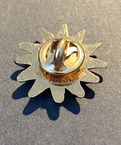  Arthus Bertrand pour CHRISTIAN LACROIX 
Pin's en métal doré figurant un soleil gravé...