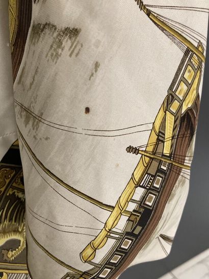  HERMES Paris Exclusif 
Manteau robe chemise en soie beige et ocre imprimée à motif...