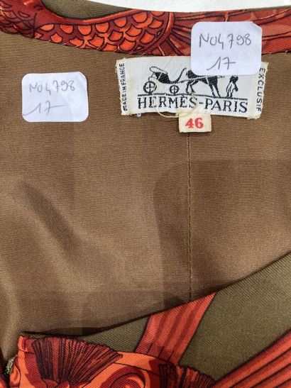  HERMES Paris Exclusif 
Robe longue en soie imprimée rouge et bronze à motif de passementeries...