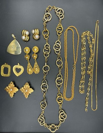 Lot of costume jewelry including : 
- A pair...