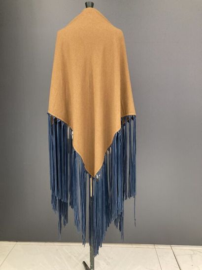 null HERMES Paris

Triangular shawl in fawn wool and cashmere blend embellished on...