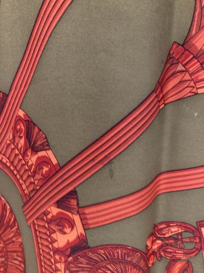 null HERMES Paris Exclusif

Robe longue en soie imprimée rouge et bronze à motif...