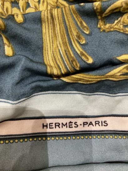 null HERMES Paris

Robe longue en jersey de soie à motif de pompons et de rinceaux...