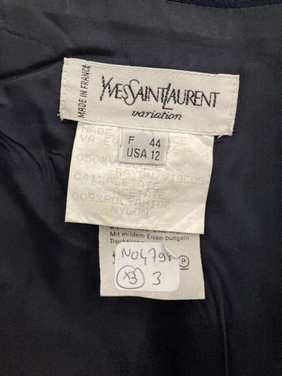 null YVES SAINT LAURENT Variation

Lot including two long jackets and a pair of pants:

-...