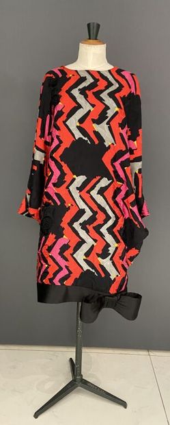 null PIERRE CARDIN

Cocktail dress in printed silk in red, pink, gray, black with...