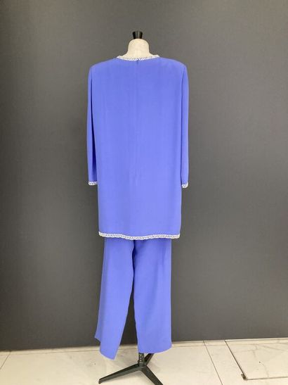 null PIERRE CARDIN

Ensemble du soir en rayonne de soie bleue composé d'une tunique,...