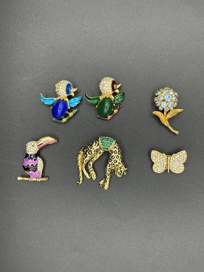 null Lot of fancy brooches in the form of animals including :

- A panther in gilded...