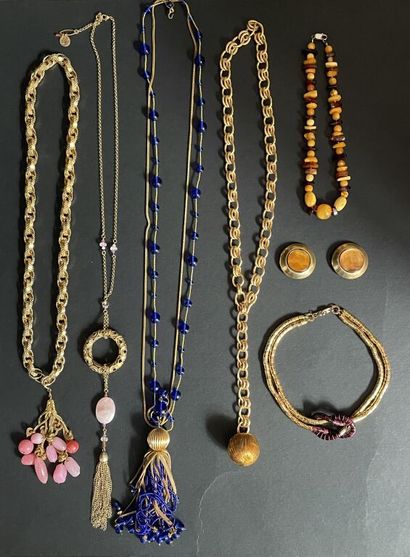  DARSALA, anonymous 
Lot of costume jewelry including : 
- Four long necklaces, one...