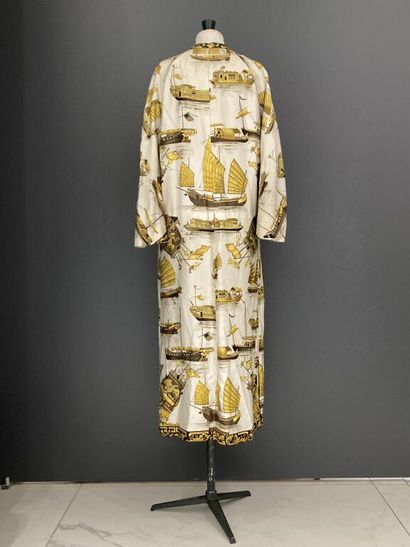  HERMES Paris Exclusif 
Manteau robe chemise en soie beige et ocre imprimée à motif...