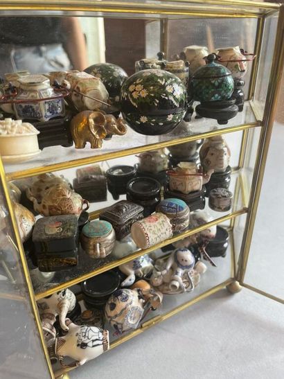 null Petite vitrine en laiton doré et verre à trois niveaux garnie d'objets miniature...