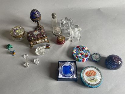Lot including 5 paperweights: 
- a Murano...