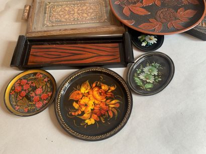 null Lot of 10 serving trays in painted sheet metal, carved wood, earthenware, wrought...