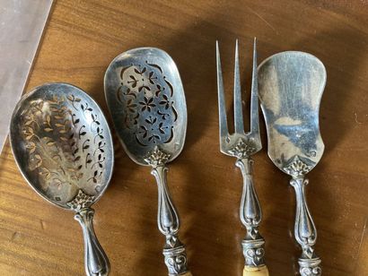 null Four silver hors d'oeuvre cutlery, the handle imitating bone. 

Gross weight...