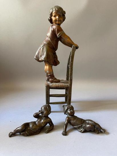 null French school around 1910.

Two infants on the ground in bronze with brown patina.

We...