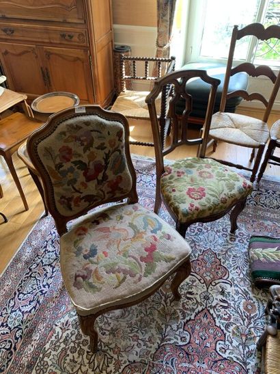 null Lot de chaises dépareillées dont une de style Louis XV, d'autres à garnitures...