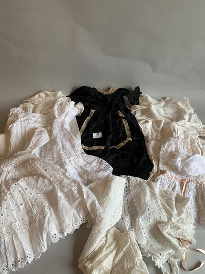 null Lot of children's clothing in white, ivory and black cotton, some embroidered,...
