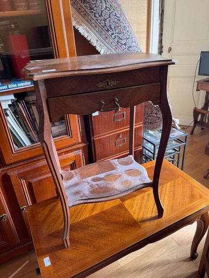 null Petite table à ouvrage en bois naturel de style Louis XV ouvrant par un tiroir...