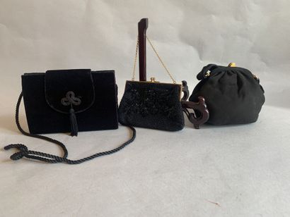 null Lot of evening bags including :

- A bag in black beads and sequins, gold metal...