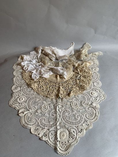 null Lot of nine antique lace and crochet collars.