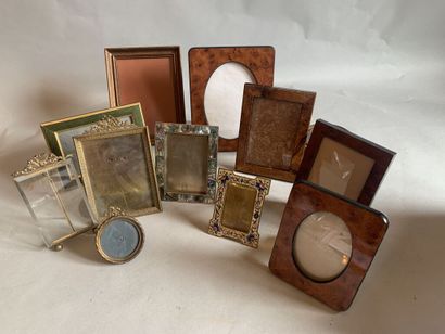 null Lot of 11 photo frames with gilded metal decoration of knots, varnished burl...