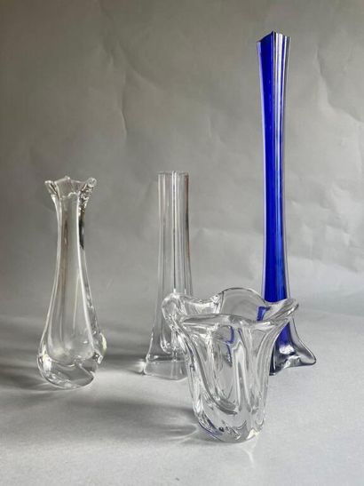  DAUM France 
Petit vase en cristal moulé taillé. 
H. : 13,8 cm. 
Vase soliflore...