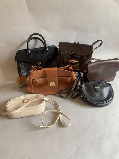 null Lot of handbags including :

1 LANCEL bag in smooth dark brown leather

1 LANCEL...