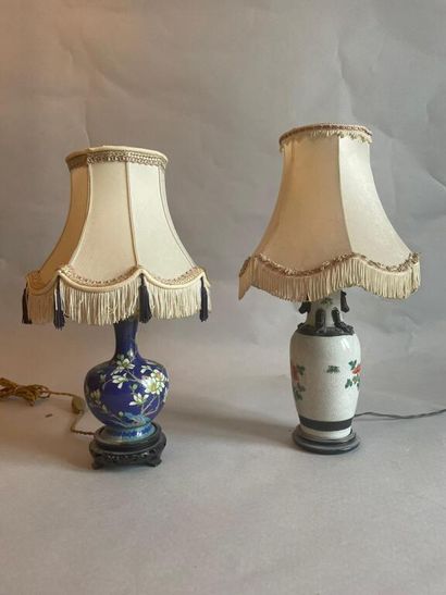 n CHINE, XXe siècle.

Ensemble de quatre vases montés en lampe, un de forme gourde...