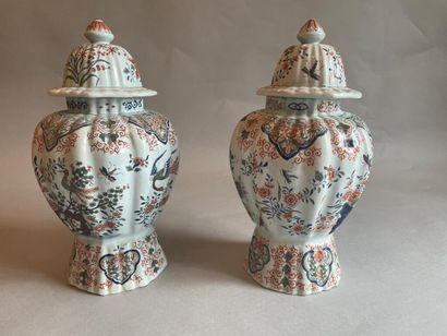  Paire de vases couverts en faïence polychrome à décor d'oeillets, de forme octogonale,...