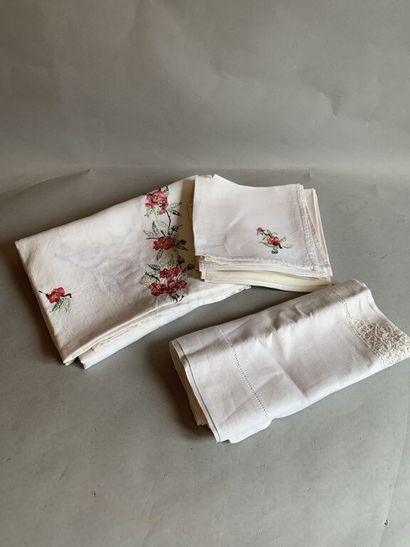 null Lot of table linens including : 

A tablecloth twelve people in cotton embroidered...