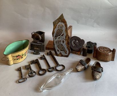 null Popular art.

Lot including a slate engraved with a bird, old keys, iron, clogs,...
