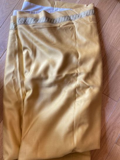 null A pair of double curtains in ochre satin cotton and green braids.

250 x 140...