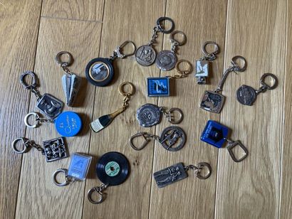 null Collection of eighteen key rings.