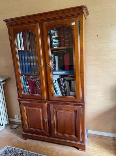 null Bibliothèque à doucine de style Louis Philippe ouvrant par deux portes vitrées...