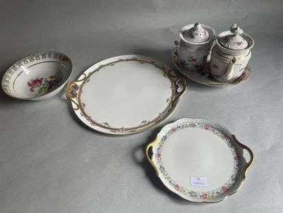 null LIMOGES, début XXe siècle

Service à café en porcelaine blanche à décor de fleurs...