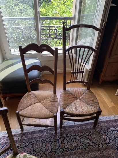 null Lot de chaises dépareillées dont une de style Louis XV, d'autres à garnitures...