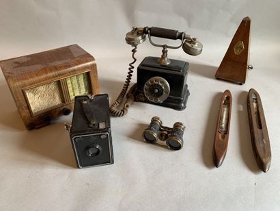 null Small heterogeneous lot including a dial telephone, a MAELZEL metronome, a spinner...