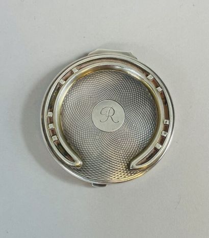 null HERMES Paris

Poudrier en argent (925) circulaire à décor guilloché, chiffré...
