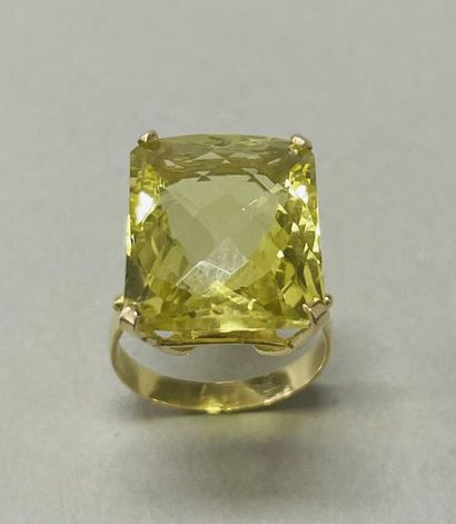 null Bague en or jaune (750) sertie d'un quartz lemon facetté.

Poids brut : 6,8...