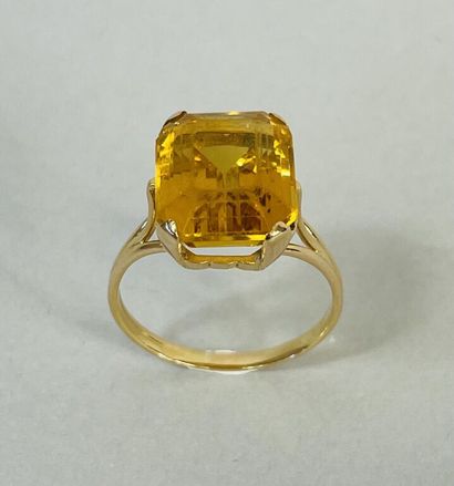 null Bague en or jaune (750) ornée d'une citrine taille rectangulaire en serti griffe.

Poids...