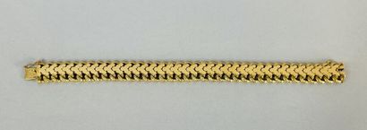 null Bracelet en or jaune (750) composé de deux mailles gourmettes accolée surmontées...