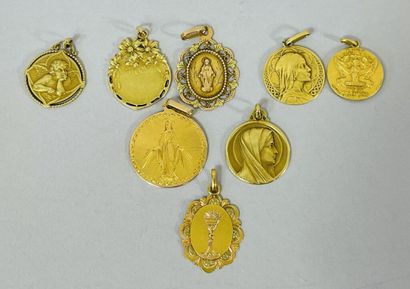 null Lot comprenant 8 pendentifs en or jaune (750).

Poids total : 31,6 g.