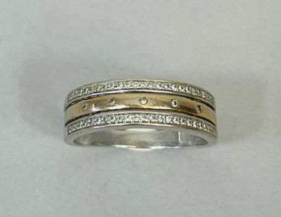 null Bague en ors jaune et gris (750) ornée de deux lignes de petits diamants.

Poids...