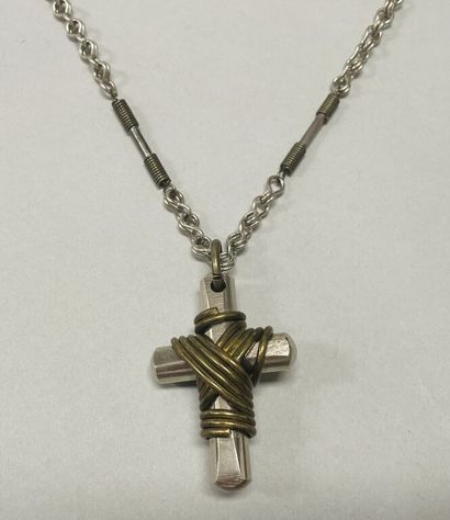 Chaîne et pendentif croix en métal et laiton.

Long....