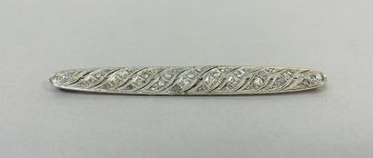 null Broche ovale en platine (min.850) à décor de lignes torses de diamants taille...