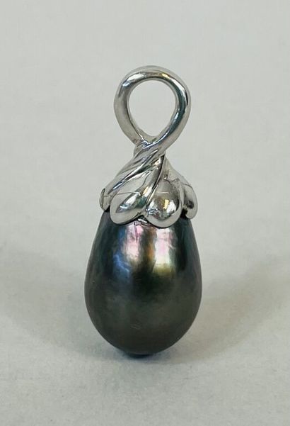 Pendentif en or gris (750) orné d'une perle...