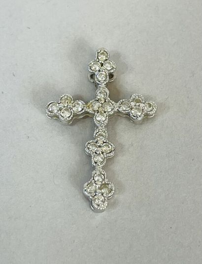 null Pendentif "croix" en or gris (750) pavé de petits diamants taille brillant.

Poids...